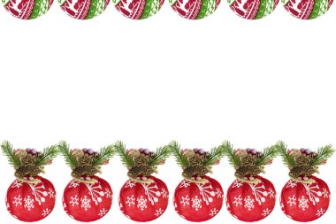 Beyaz arka planda Noel süslerinden Noel kompozisyonu, tasarım için boş