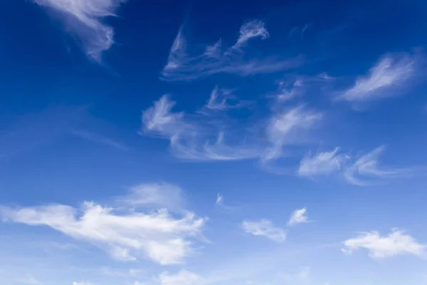 Nubes Esponjosas Blancas Sobre Fondo Cielo Azul Día Claro Verano Fotos de stock libres de derechos