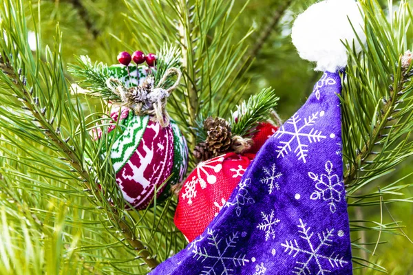 Sombrero Navidad Con Juguetes Colgados Una Rama Abeto Verde — Foto de Stock