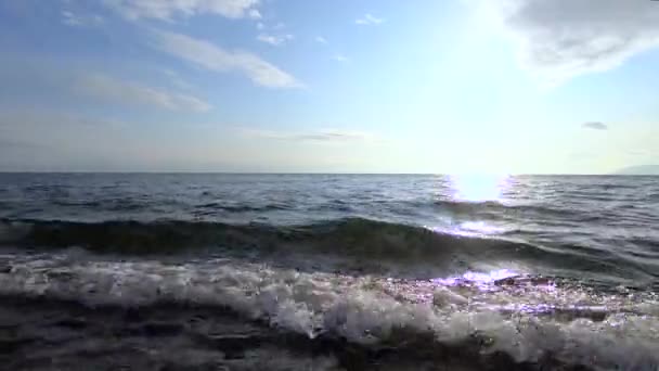 Білі Хвилі Ються Березі Проти Красивого Заходу Сонця — стокове відео