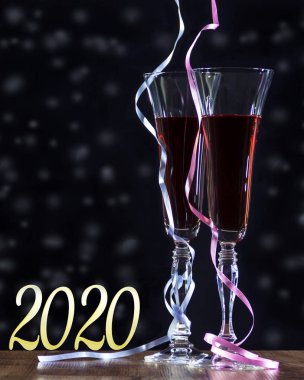 Noel arkaplanı, şampanya, şarap bardakları, bayram için kış sezonu.