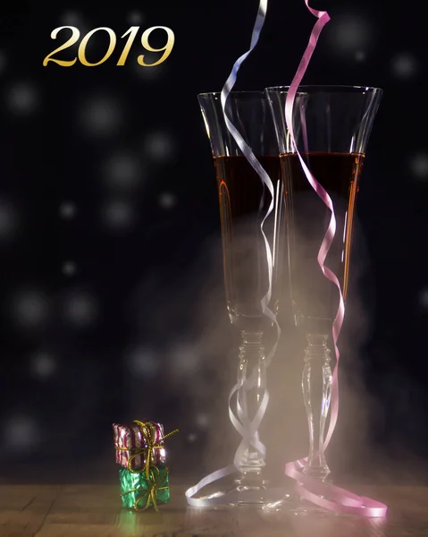 Weihnachten Hintergrund Mit Gläsern Champagner Wein Kleine Schachteln Mit Geschenken — Stockfoto