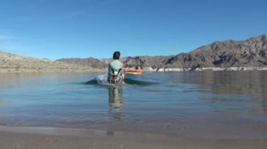 Ağır çekim: Wakeboarder üzerinden kıyıya kadar duruyor: Nv, Lake Mead, Amerika Birleşik Devletleri
