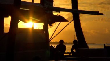 Gün batımında konuşuyor arkadaş Fan altında: Tahiti, Papeete, Fransız Polinezyası