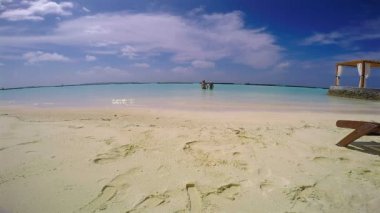 Hala görünümünü, bir çift Getting dışarı Holding eller su