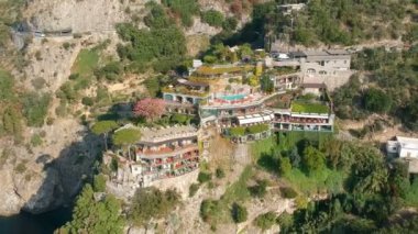 Güzel bir tatil köyü bitkilerle çevrili büyük kayalar üzerine havadan görünümü