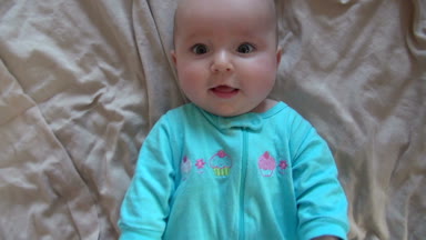 Ayaklı çarşaf üzerinde oynayan bebek doğru atış: Ca, Los Angeles, Amerika Birleşik Devletleri