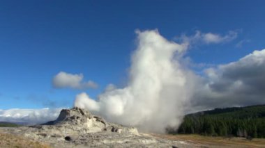 Beyaz duman Yellowstone Milli Parkı'nda ile gri şofben geniş açı çekim