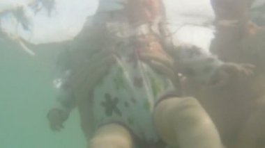 Sualtı yüzme bebek sahilde doz: Tahiti, Moorea, Fransız Polinezyası