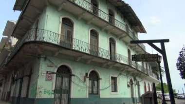 Panama City genel Esteban Huertas yol işareti önünde doğrudan üzerinde üç katlı sera duran. 