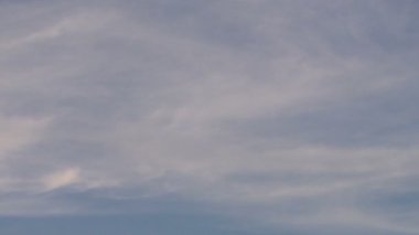 Mavi bulutlu gökyüzü ve eski Mont Saint Michel yapısı kaydırma