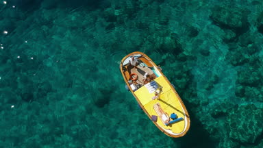 Bir tekne süre dinlenirken su insanlarla havadan görünümü