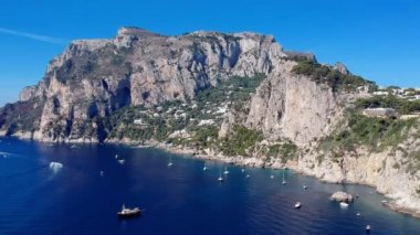 Positano İtalya Yelkenli tekneler, dağ sırtlar ve küçük şehir tavada havadan görünümü