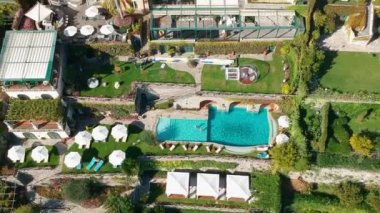 Hava Zoom ve üstten görünüm Positano İtalya ile güzel bir bahçe ve yüzme turist Resort