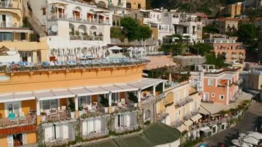 Daha geniş bir açı o şehrin Positano İtalya turist güneşlenme ile hava yakınlaştırma görünümü