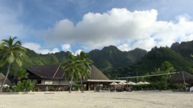 Hala manzaralı güzel plaj voleybol sahası: Tahiti, Moorea, Fransız Polinezyası