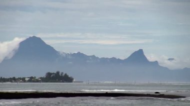 Hala atış Tahiti Beach üzerinde dalgaların: Tahiti, Papeete, Fransız Polinezyası