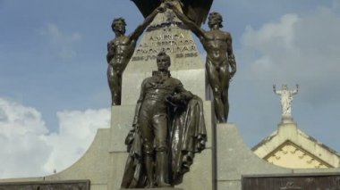 Bir rüzgar tarafından üflenir bulutlar ile Liberator anıt Simon Bolivar heykel yakın çekim