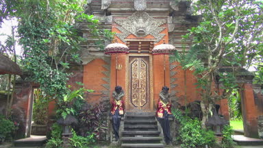 Bali Endonezya tapınak turuncu duvarları ve ön heykelleri ile geniş açı çekim