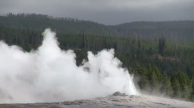Gayzer şaşırtıcı Yellowstone Milli Parkı, düşük sıcak buhar üfleme in atış