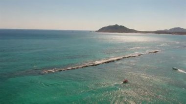 Kaya yüzeyi ve bir dağ yakın yelken teknenin havadan görünümü