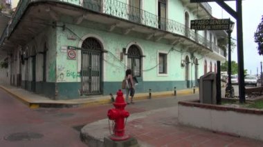 Panama City genel Esteban Huertas'ın yol işareti önünde doğrudan üzerinde üç katlı sera duran.