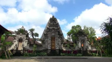 Geniş mavi gökyüzü ve bulutlar ile Bali Endonezya Tapınağı bulutsuz bir günde vurdu