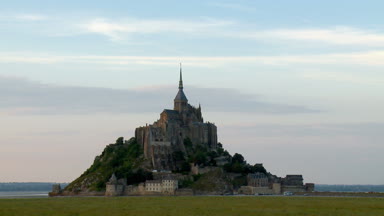 Zoom-out Mont Saint Michel efsanevi Castle Normandy Fransa çevreleyen mavi bulutlu gökyüzü