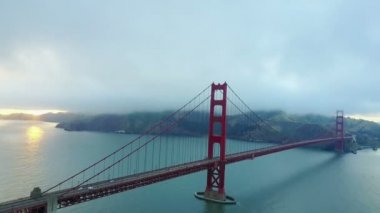 Büyük Golden Gate Köprüsü muhteşem günbatımı hava