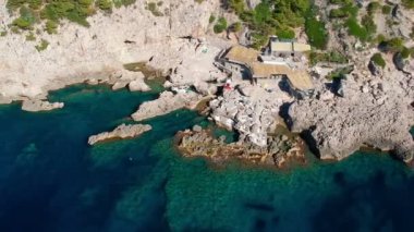 Positano İtalya kayalar ile bir kişi yüzme su üstüne küçük bir çare havadan görünümü