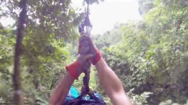 Keyifli Zip hattını yukarıda yemyeşil güzel yeşil yağmur ormanı Kosta Rika