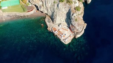 Hava Pan görünümünü Positano İtalya tek bir tekne ile küçük bir tatil köyü