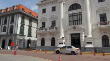 Yerli halk ve turist önüne geçmek gibi yeni boyalı bozulmamış beyaz Müzesi Panama uzun duruyor. Bir beyaz araba da girişinde önünde duruyor.