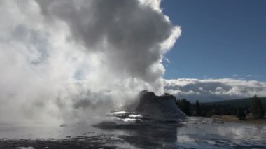 Yellowstone Milli Parkı aslan şofben parlak mavi gökyüzünden sakin Buhar Shot