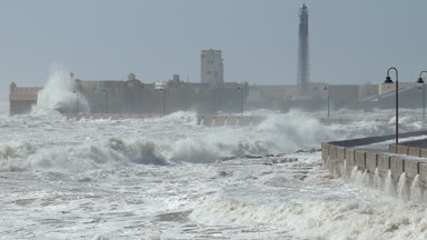 Ağır çekim çalkantılı haddeleme dalgalarının birbirleriyle ve Cadiz İspanya kayalık kıyı set isabet.