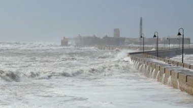 Güçlü bir şekilde yukarı doğru yükselen Cadiz set İspanya yukarıda kabaran fırtına dalga güçlü okyanus. Ağır çekim klibi açıkça akımlar ve su dalgalanma hareketleri gösterir.
