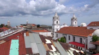 Kilisenin arkasında ve lime lime rooftops çıkıntılı kuleleri şehir satırının karşı eski Panama City havadan görünümü kaydırma. 
