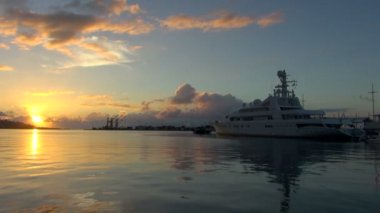 Tahiti'nın Dock batımında adlı boş bir yat: Tahiti, Papeete, Fransız Polinezyası
