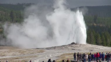 Uzun Lens atış insan merakla izliyor eski sadık şofben Yellowstone Milli Parkı, güçlü buhar