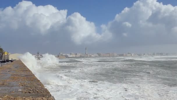 Zeitlupenaufnahmen Einer Gigantischen Sturmwelle Die Einen Abschnitt Des Campo Del — Stockvideo