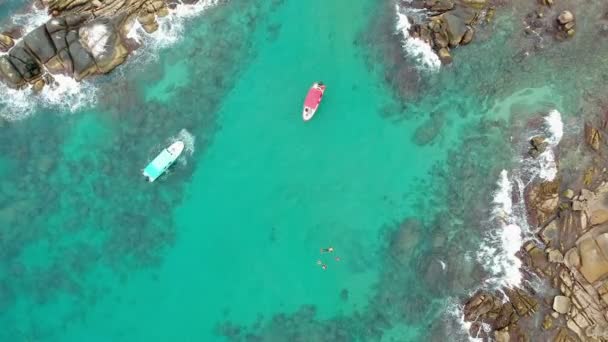 Luftaufnahme Von Menschen Wasser Beim Schnorcheln Und Einem Boot — Stockvideo