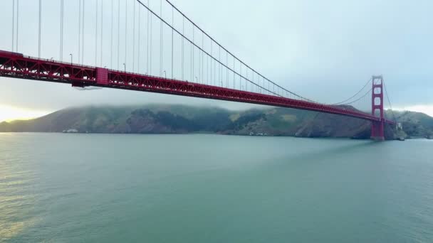 Luchtfoto Van Lange Drukke Golden Gate Brug Met Wolken Die — Stockvideo
