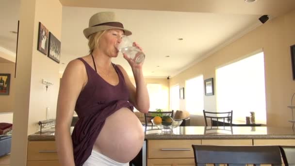 Zwangere Vrouw Toont Blote Buik Drankjes Water Los Angeles Verenigde — Stockvideo