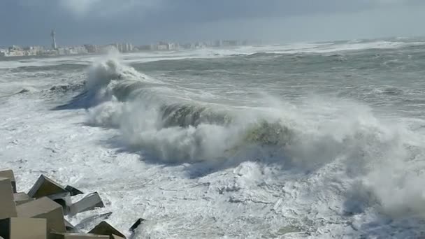 Oszałamiająca Blisko Strzał Zwolnionym Tempie Toczenia Fali Łamanie Seawall Skaliste — Wideo stockowe