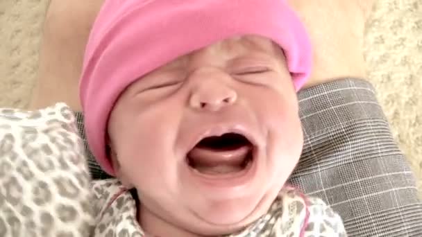 父の膝の上の新生児乳児の泣き声 カリフォルニア州 アメリカ合衆国ロサンゼルス — ストック動画