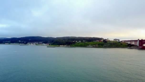 Luchtfoto Van Landverbinding Voor Golden Gate Bridge — Stockvideo