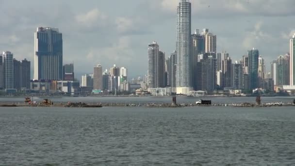 Vergrößerung Von Kipper Kreuzung Den Gewässern Von Panama Stadt — Stockvideo