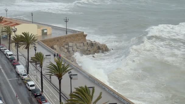 Αργή Κίνηση Πυροβολισμό Από Ένα Γιγαντιαίο Κύμα Στρίψιμο Προς Βραχώδη — Αρχείο Βίντεο