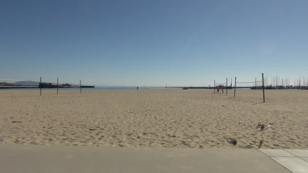 在阳光明媚的加利福尼亚海滩上的排球网 加利福尼亚州 圣巴巴拉 美利坚合众国 — 图库视频影像
