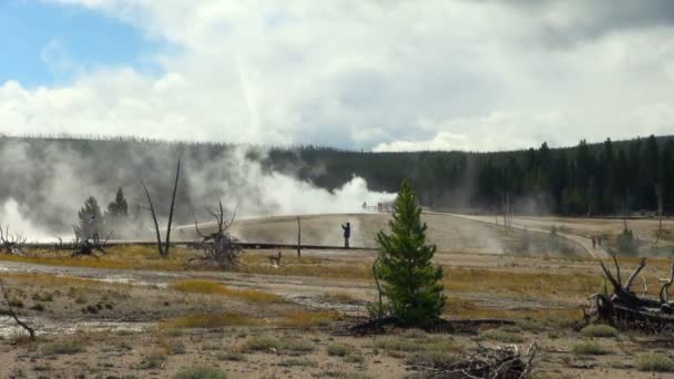 Lövés Emberek Feltárása Fotózni Gejzír Yellowstone Nemzeti Park — Stock videók